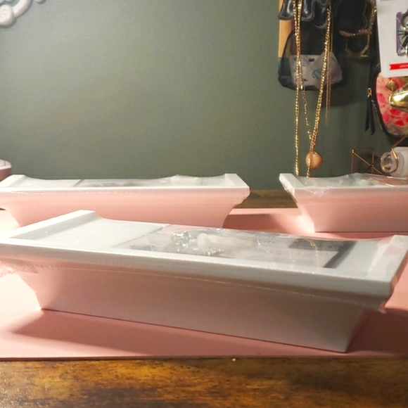 🏠 NWT, Set of Three 8.6inx4in White Wall Shelves, Easy Hang w/Hardware - Picture 5 of 8